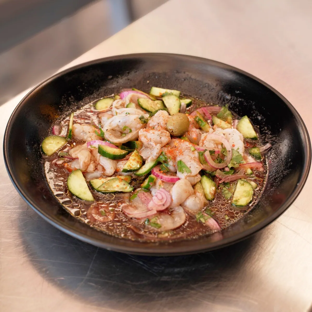 Aguachile Playa Negro de Mariscos TUZO: camarón crudo en limón con soya y chiles tatemados